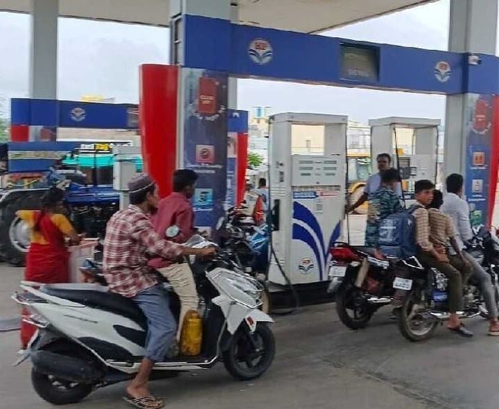 పెట్రోల్ బంక్పై వినియోగదారుల ఫిర్యాదులు