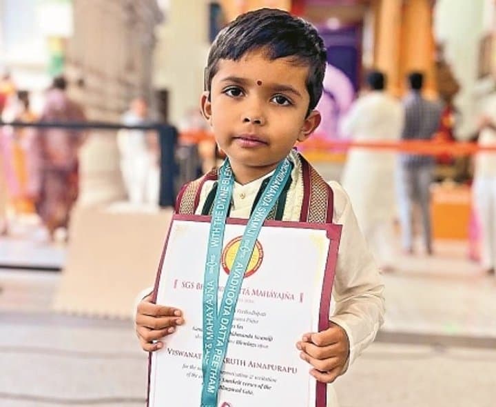 700 గీతా శ్లోకాలతో శ్రీకృత్కు పసిడి పతకం