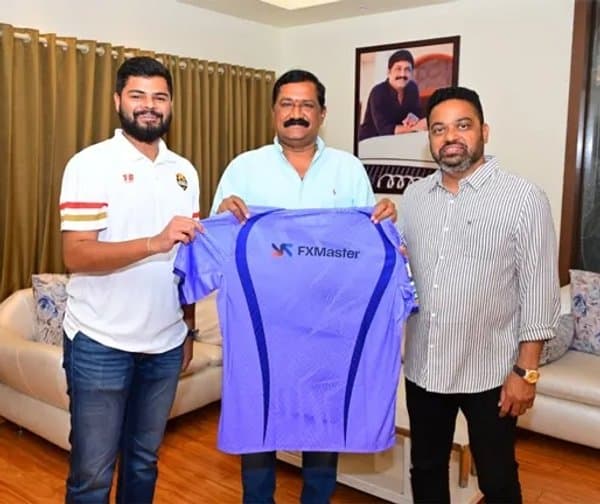 కాకినాడ కింగ్స్ జెర్సీని ఆవిష్కరించిన ఎమ్మెల్యే గంటా