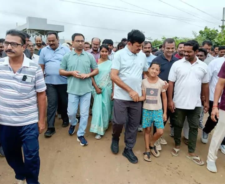 మార్నింగ్ వాక్లో ప్రజల సమస్యలపై మంత్రి సమీక్ష