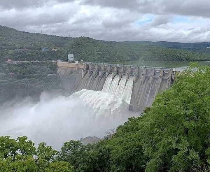 శ్రీశైలం జలాశయానికి భారీ ఇన్ఫ్లో
