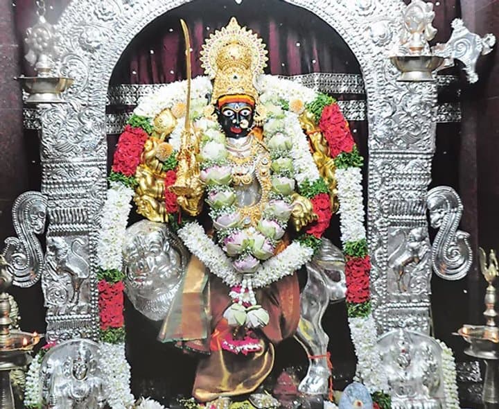 వెండిచీరలో దర్శనమిచ్చిన మహంకాళి అమ్మవారు