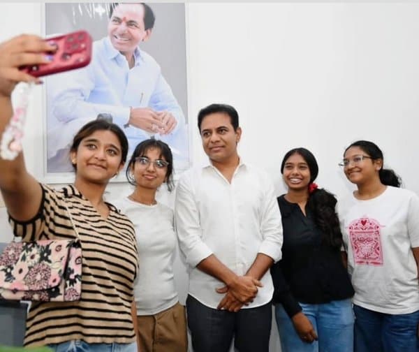 కేటీఆర్ను కలిసిన యువ విద్యార్థినులు!!