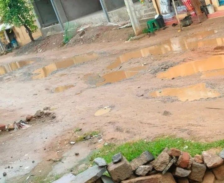 మేడ్చల్ లో కుంటలను తలపిస్తున్న రోడ్లు.