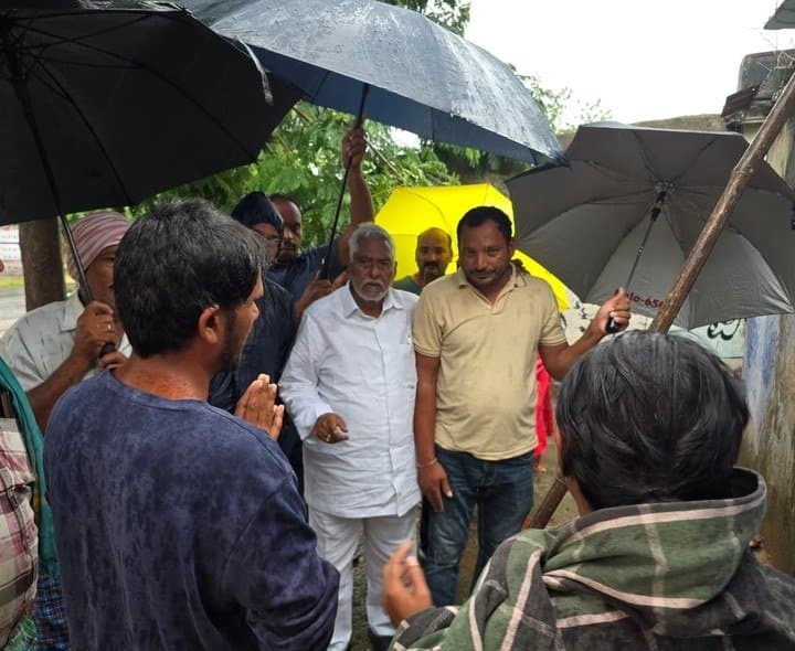 భారీ వర్షాలకు ఇల్లు కూలిన బాధిత కుటుంబానికి పరామర్శ
