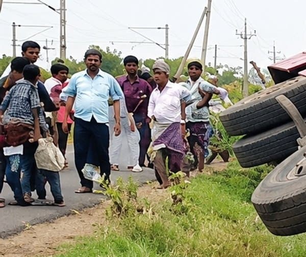 తెన్నేరు వద్ద ఆర్టీసీ బస్సు బోల్తా - gallery image