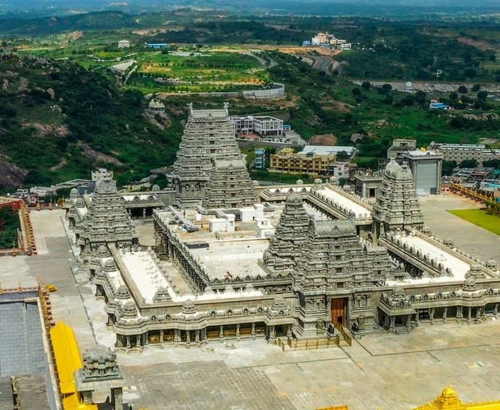 యాదాద్రి ఆలయానికి పోటెత్తిన భక్తులు