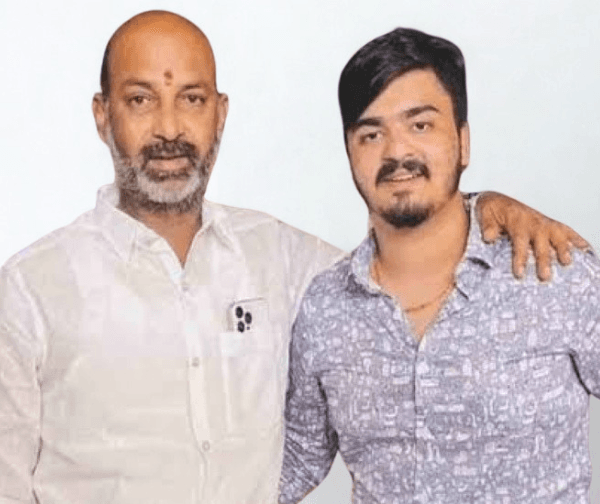 రూ. 5 కోట్లు కావాలని బ్లాక్మెయిల్: కేంద్ర మంత్రి కుమారుడు హనీట్రాప్ బాధితుడా?