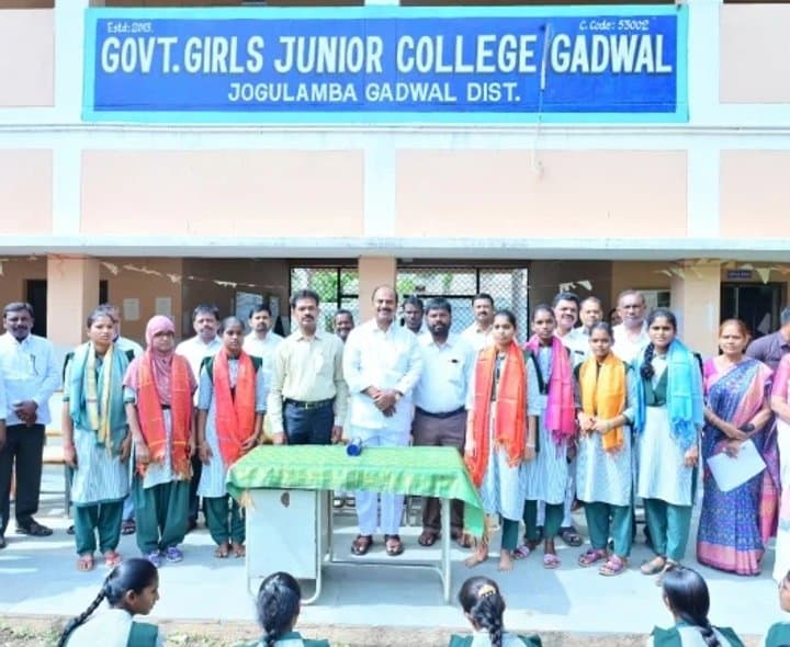 మెరిట్ విద్యార్థులకు రూ.25 వేల ప్రోత్సాహం