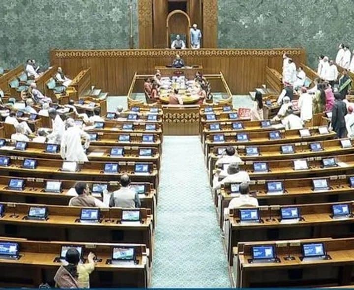 విపక్షాల ఆందోళనల మధ్య లోక్సభలో రెండు బిల్లులకు ఆమోదం