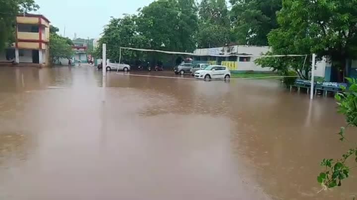 పాఠశాల ఆవరణలో వరద నీటి ప్రవాహం