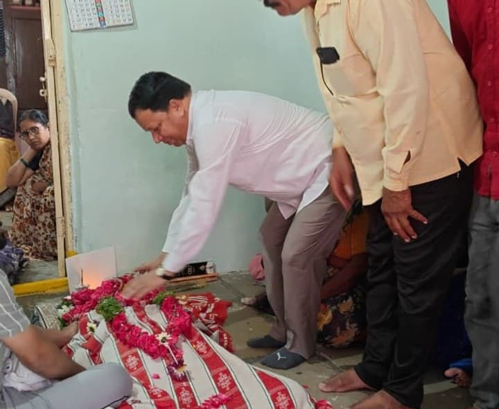 పార్థివ దేహానికి పుష్పాంజలి ఘటించిన జడ్చర్ల మాజీ ఎమ్మెల్యే