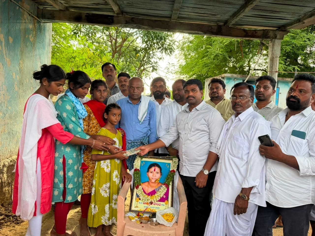 అనాథలైన ఆడపిల్లలకు లక్ష ఆర్థిక సాయం అందించిన ఎమ్మెల్యే మేడిపల్లి సత్యం