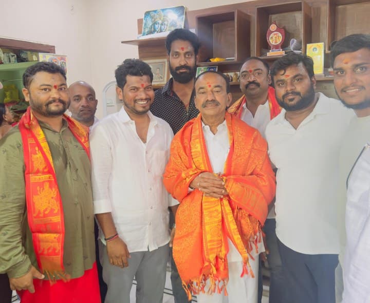 కార్యకర్త ఇంటికే వెళ్లిన ఎంపీ ఈటల రాజేందర్.