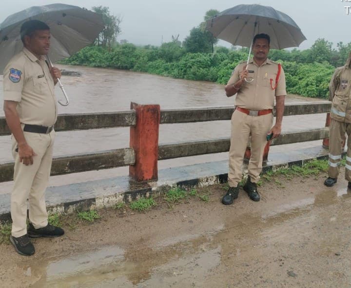 గోదావరి నదిని పరిశీలించిన ఎస్సై