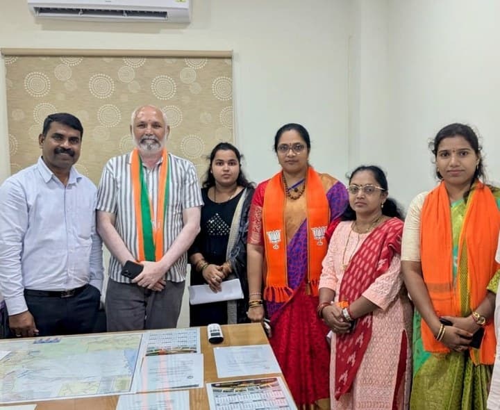 బొల్లారం రైల్వే క్రాసింగ్ వద్ద ప్రమాదకర హోర్డింగ్.