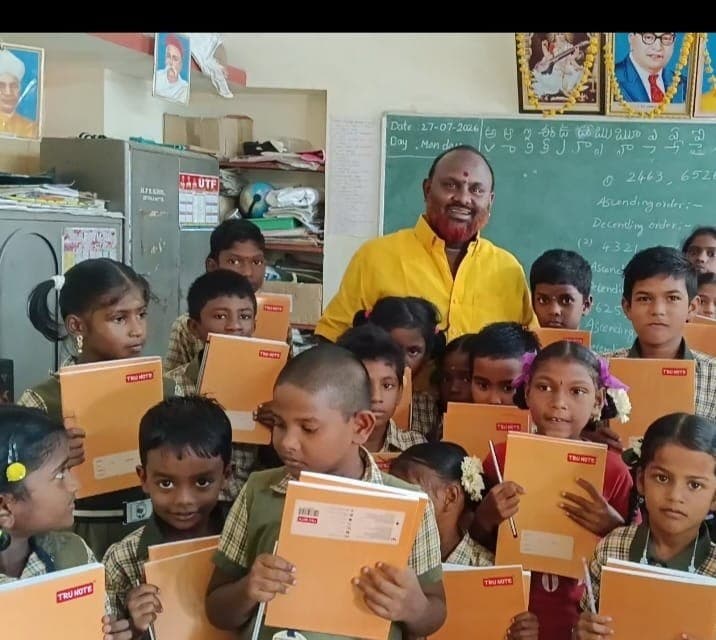 గట్రాల మిట్టలో విద్యార్థులకు నోట్బుక్స్ పంపిణీ
