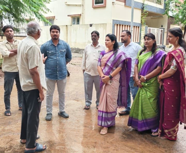 అల్వాల్లో పర్యటించిన మాజీ కార్పొరేటర్.