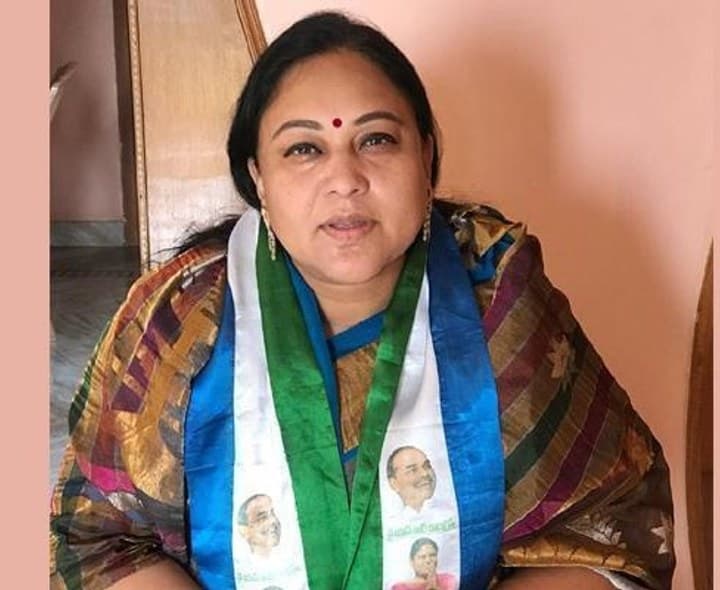 మంత్రి లోకేష్ రాజీనామా చెయ్యాలి : రెడ్డి శాంతి