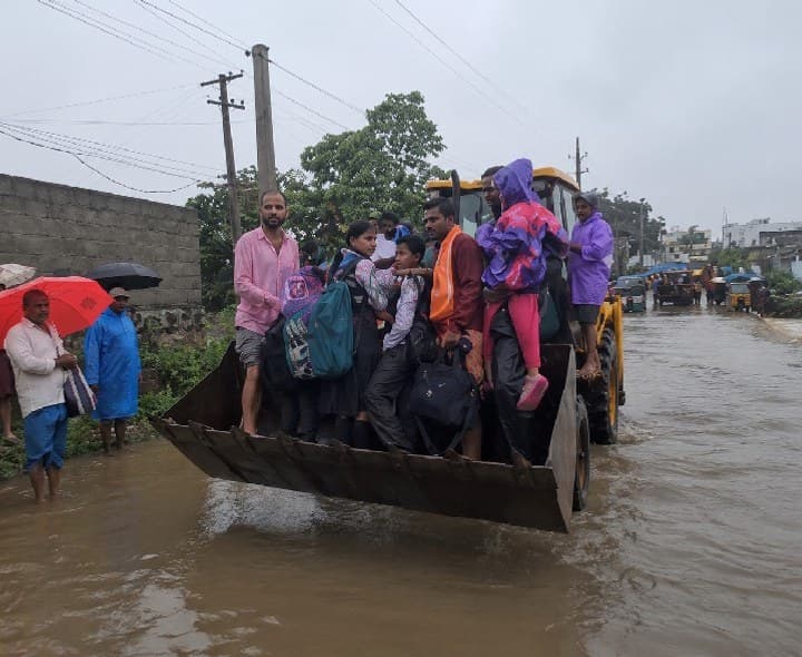 జేసీబీ సాయంతో వరద బాధితుల రక్షణ