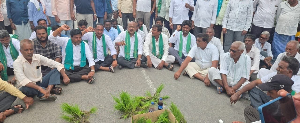 సాగునీటి కోసం అన్నదాతల 'రణభేరి': మల్యాల హైవేపై ఉద్రిక్తత