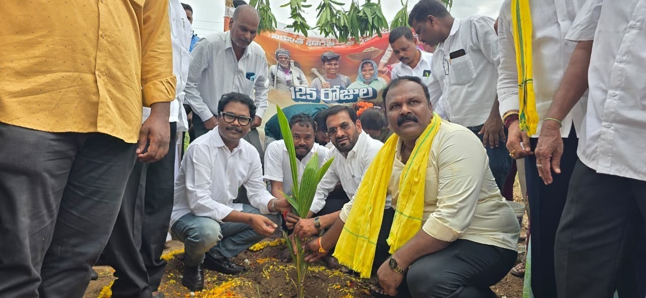 వి బి జి రామ్ పథకం కింద కొబ్బరి చెట్లు నాటుతున్న ఎమ్మెల్యే డాక్టర్ వి ఎం థామస్