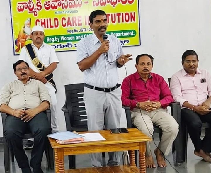 చదువునే ఆయుధంగా మలుచుకొని ఉన్నత స్థితికి ఎదగాలి