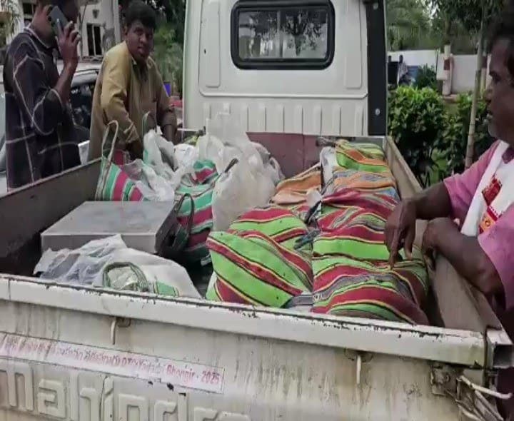 ఆటోల్లో కల్తీ పన్నీరు కలకలం
