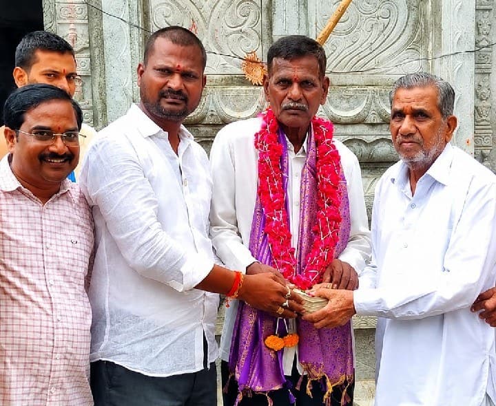 ఆలయ పునర్నిర్మాణానికి విరాళం అందజేత