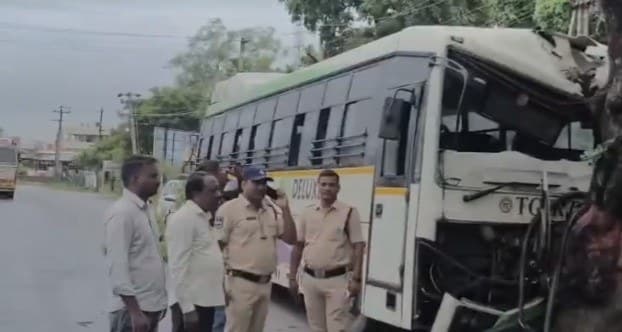 మెట్ పల్లి లో అదుపుతప్పి చెట్టును ఢీకొన్న ఆర్టీసీ బస్సు.. 12 మందికి స్వల్ప గాయాలు
