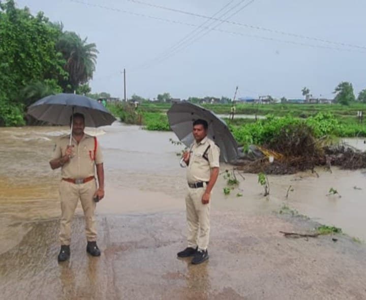 వాగును పరిశీలించిన ఎస్సై, రాకపోకలు నిలిపివేత