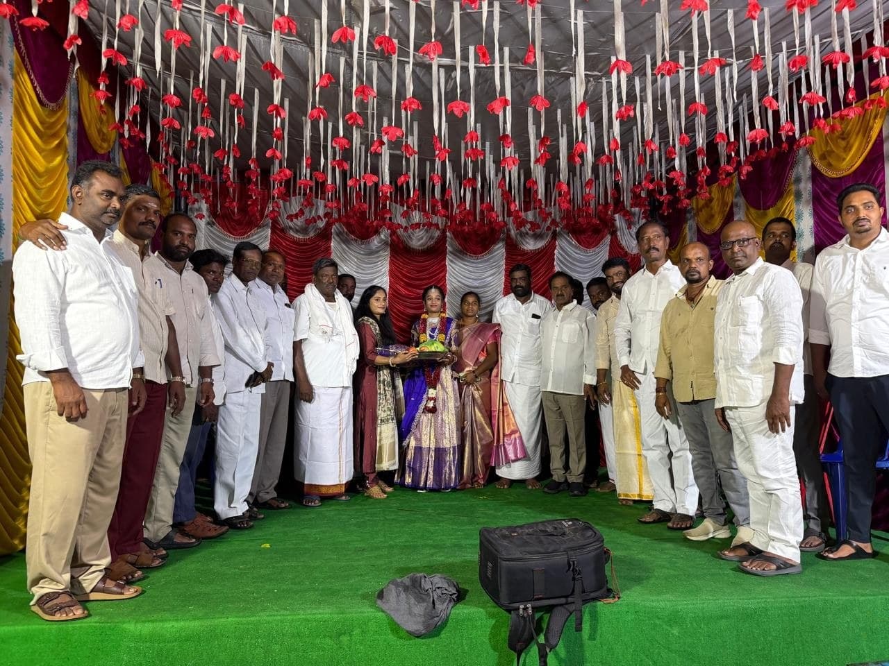 అక్షిత ను ఆశీర్వదించిన మాజీ డిప్యూటీ సీఎం నారాయణస్వామి