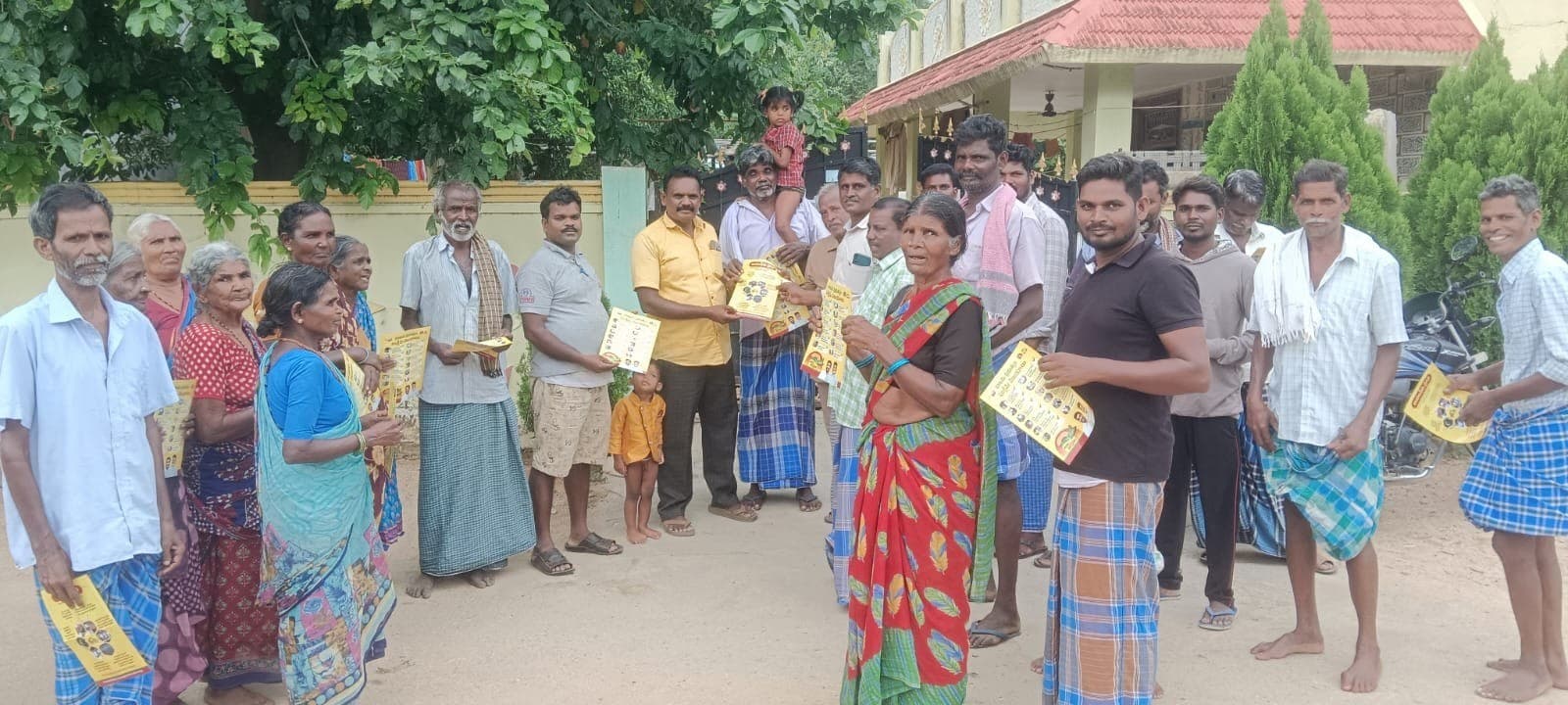 పాలసముద్రం లో ఇంటింటికి వెళ్లి కర పత్రాలను అందించిన టీడీపీ నాయకులు