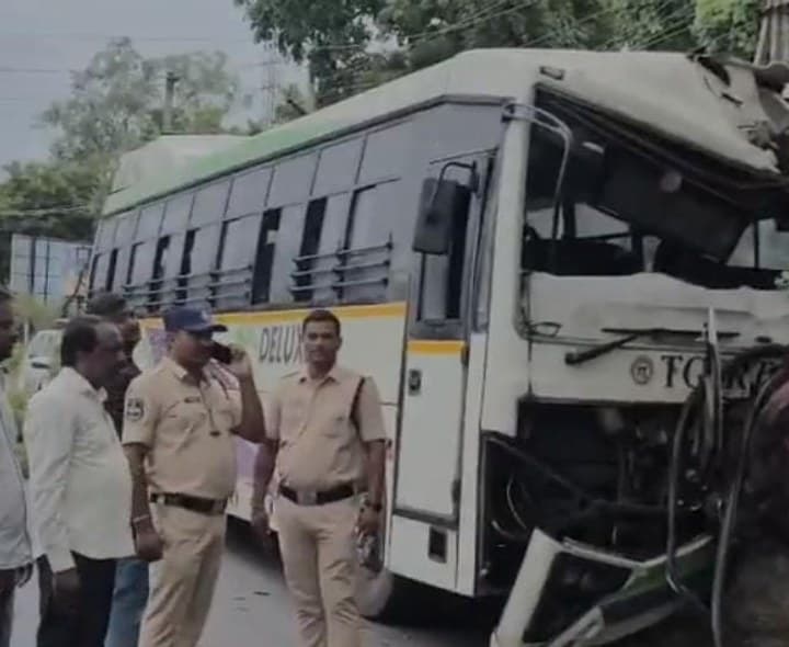 తెల్లవారుజామున చెట్టును ఢీకొన్న బస్సు.